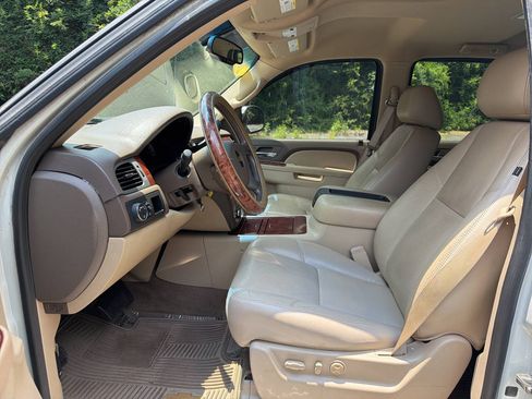 Used 2012 Chevrolet Avalanche LTZ RWD image 16