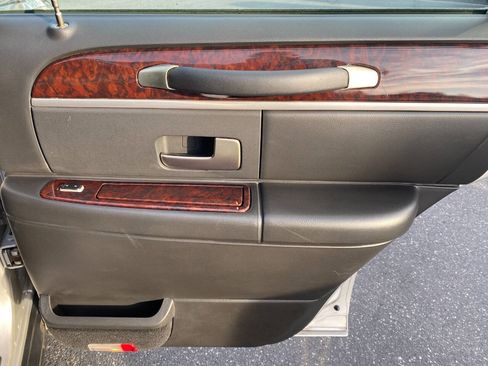 Used 2008 Lincoln Town Car Signature Limited image 26