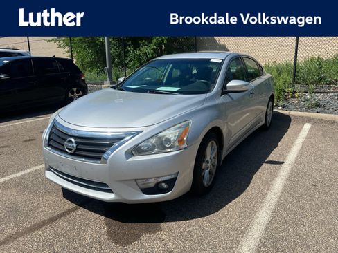 Used 2015 Nissan Altima 2.5 SV w/ Convenience Package FWD image 1