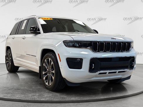 Used 2023 Jeep Grand Cherokee Overland w/ Luxury Tech Group IV AWD/4WD image 3