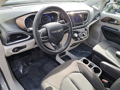 Used 2020 Chrysler Voyager L image 16