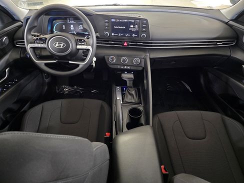 Certified 2025 Hyundai Elantra SE image 18