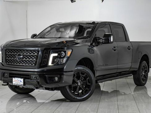Used 2019 Nissan Titan SL w/ Midnight Edition image 4