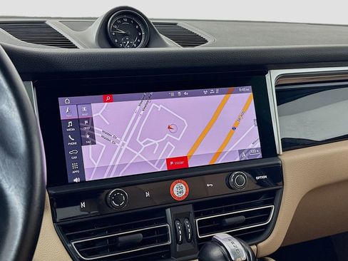 Certified 2023 Porsche Macan AWD/4WD image 16
