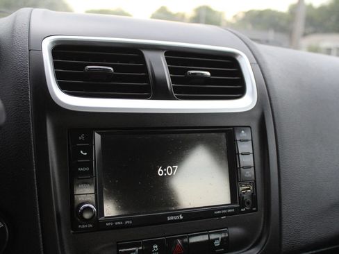 Used 2011 Dodge Avenger Lux FWD image 14