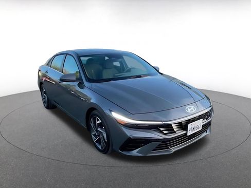 Used 2025 Hyundai Elantra SEL image 3