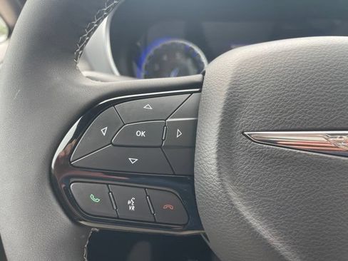 Used 2025 Chrysler Pacifica Limited FWD image 21