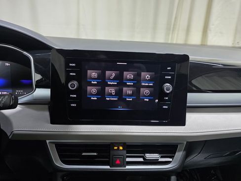 Used 2025 Volkswagen Taos SE w/ Panoramic Sunroof Package AWD/4WD image 22