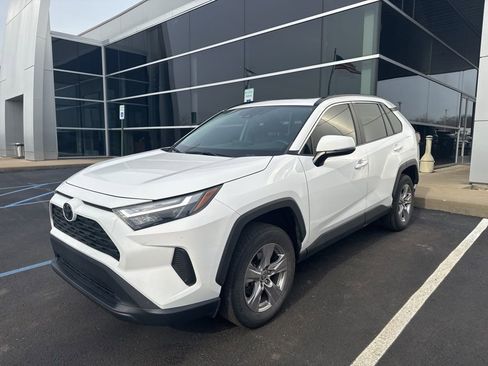 Used 2022 Toyota RAV4 XLE w/ Convenience Package image 3