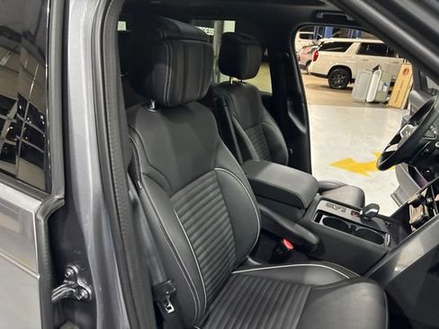 Used 2024 Land Rover Discovery Dynamic SE AWD/4WD image 40