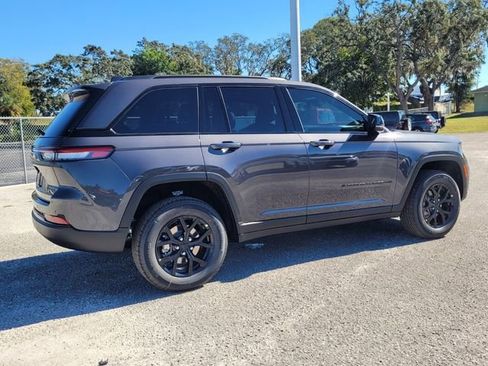 Used 2025 Jeep Grand Cherokee Altitude image 7