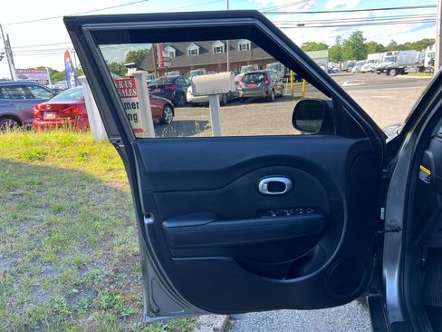 Used 2018 Kia Soul w/ Convenience Package FWD image 9