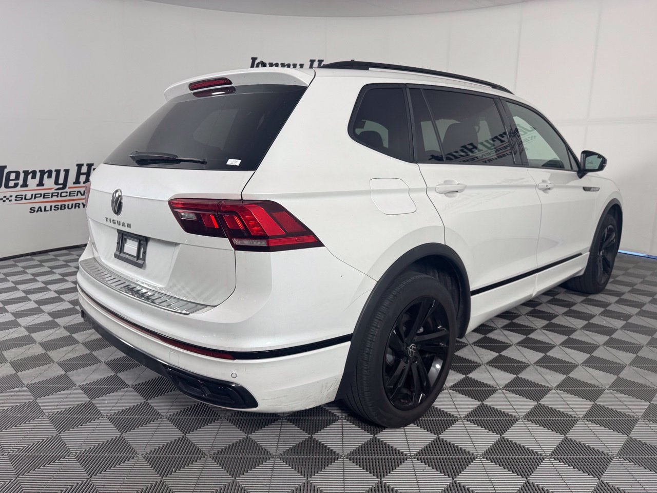 Used 2024 Volkswagen Tiguan SE R-Line FWD image 7