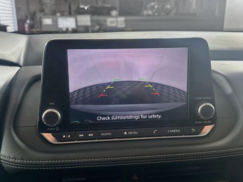 Used 2025 Nissan Rogue S FWD image 22