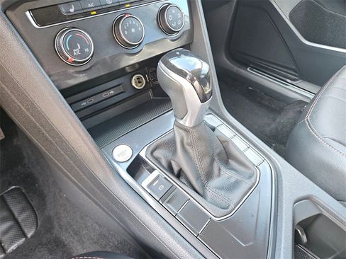 Used 2024 Volkswagen Tiguan SE image 25