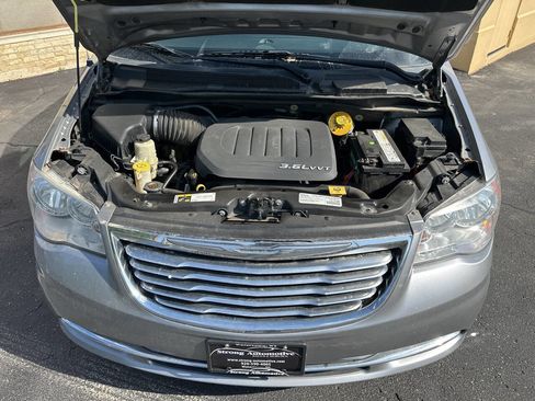 Used 2015 Chrysler Town & Country Touring FWD image 27