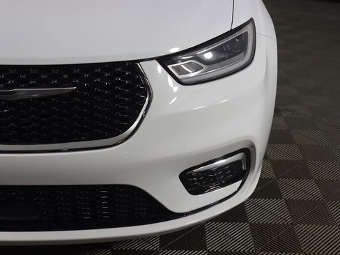 Used 2024 Chrysler Pacifica Touring-L image 14