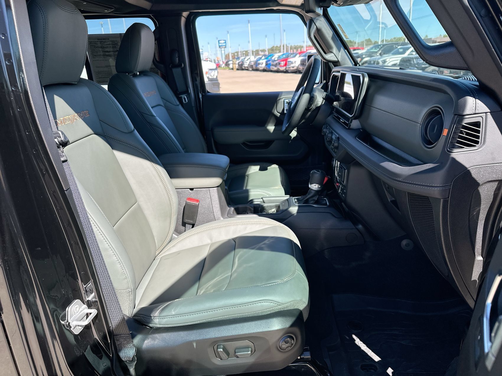 Used 2025 Jeep Gladiator Mojave AWD/4WD image 24