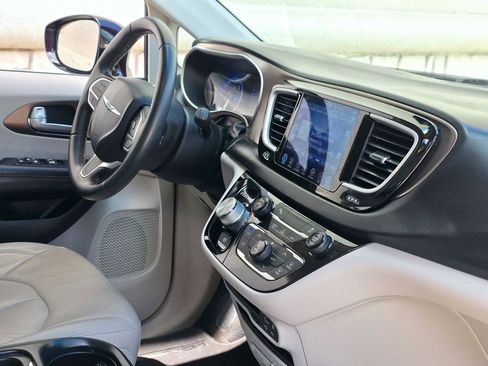 Used 2017 Chrysler Pacifica Touring-L FWD image 20