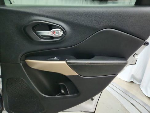 Used 2018 Jeep Cherokee Limited image 30