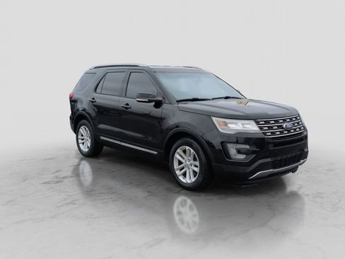Used 2016 Ford Explorer XLT w/ Equipment Group 202A image 10