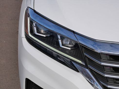 Certified 2022 Volkswagen Passat 2.0T SE image 16