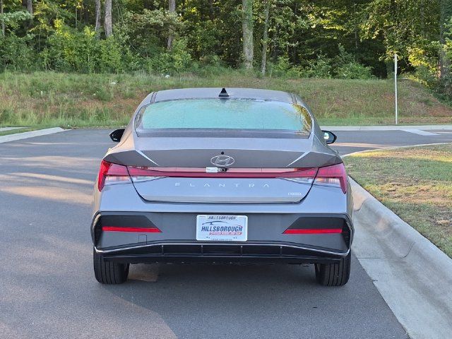 Used 2026 Hyundai Elantra Hybrid FWD image 12