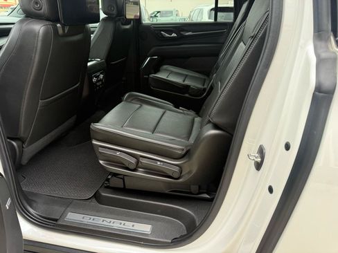 Used 2021 GMC Yukon XL Denali w/ Denali Premium Package AWD/4WD image 14