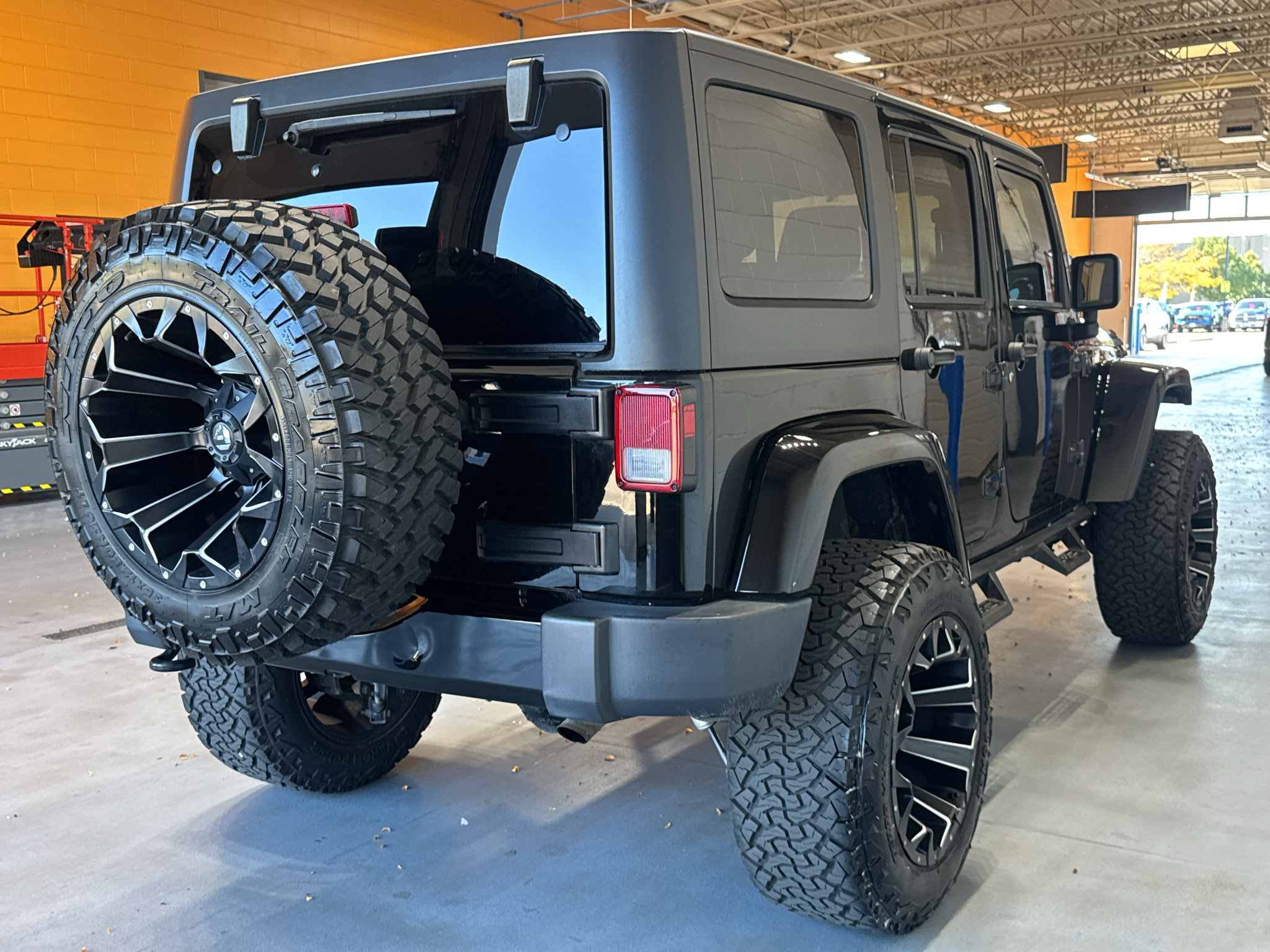 Used 2018 Jeep Wrangler Unlimited Sahara AWD/4WD image 5