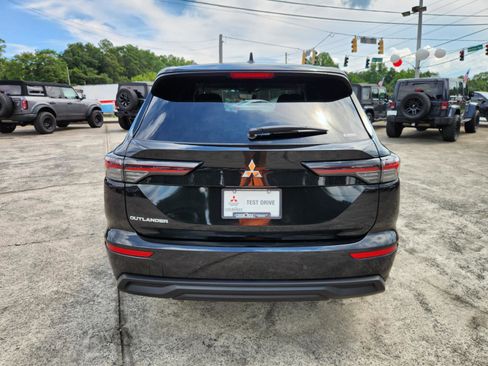 New 2025 Mitsubishi Outlander ES image 3