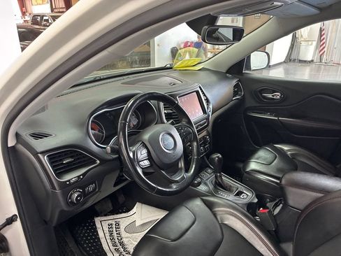 Used 2019 Jeep Cherokee Trailhawk w/ Cold Weather Group AWD/4WD image 8