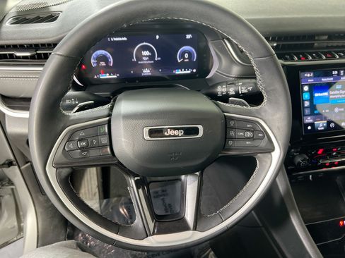 Used 2023 Jeep Grand Cherokee Altitude AWD/4WD image 11