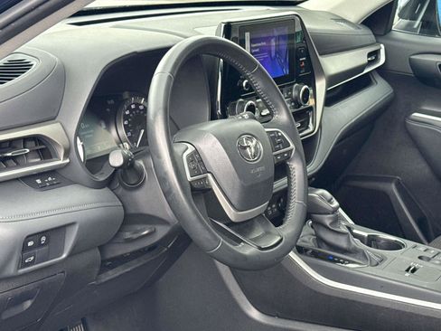 Used 2025 Toyota Highlander LE FWD image 25