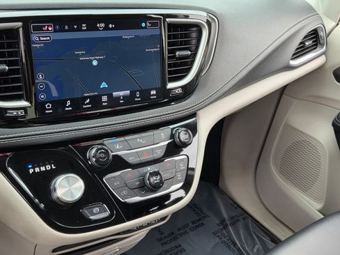Used 2024 Chrysler Pacifica Limited FWD image 26
