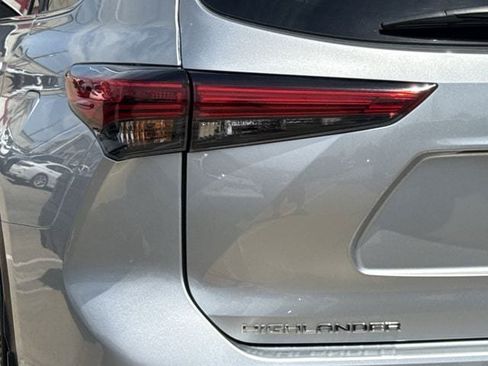 Used 2023 Toyota Highlander LE FWD image 6