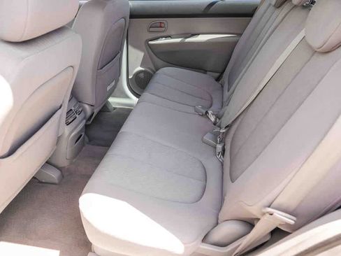 Used 2007 Kia Rondo LX image 17