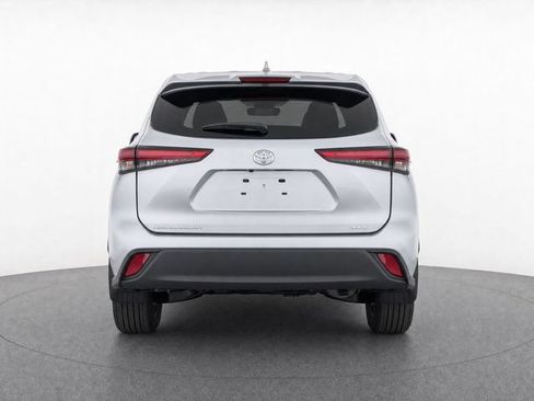 Certified 2025 Toyota Highlander XLE FWD image 3