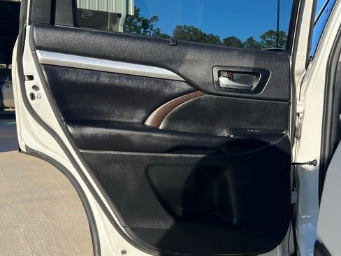 Used 2019 Toyota Highlander XLE image 15