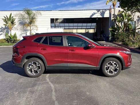 Used 2025 Chevrolet Trax LT w/ LT Convenience Package image 2