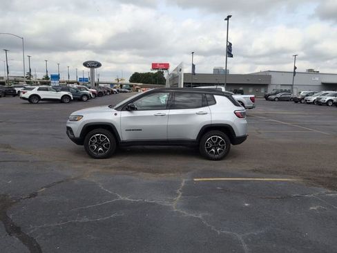 Used 2025 Jeep Compass Trailhawk AWD/4WD image 4