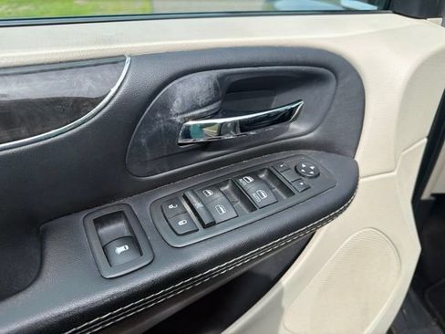 Used 2015 Chrysler Town & Country Touring-L w/ Driver Convenience Group FWD image 15