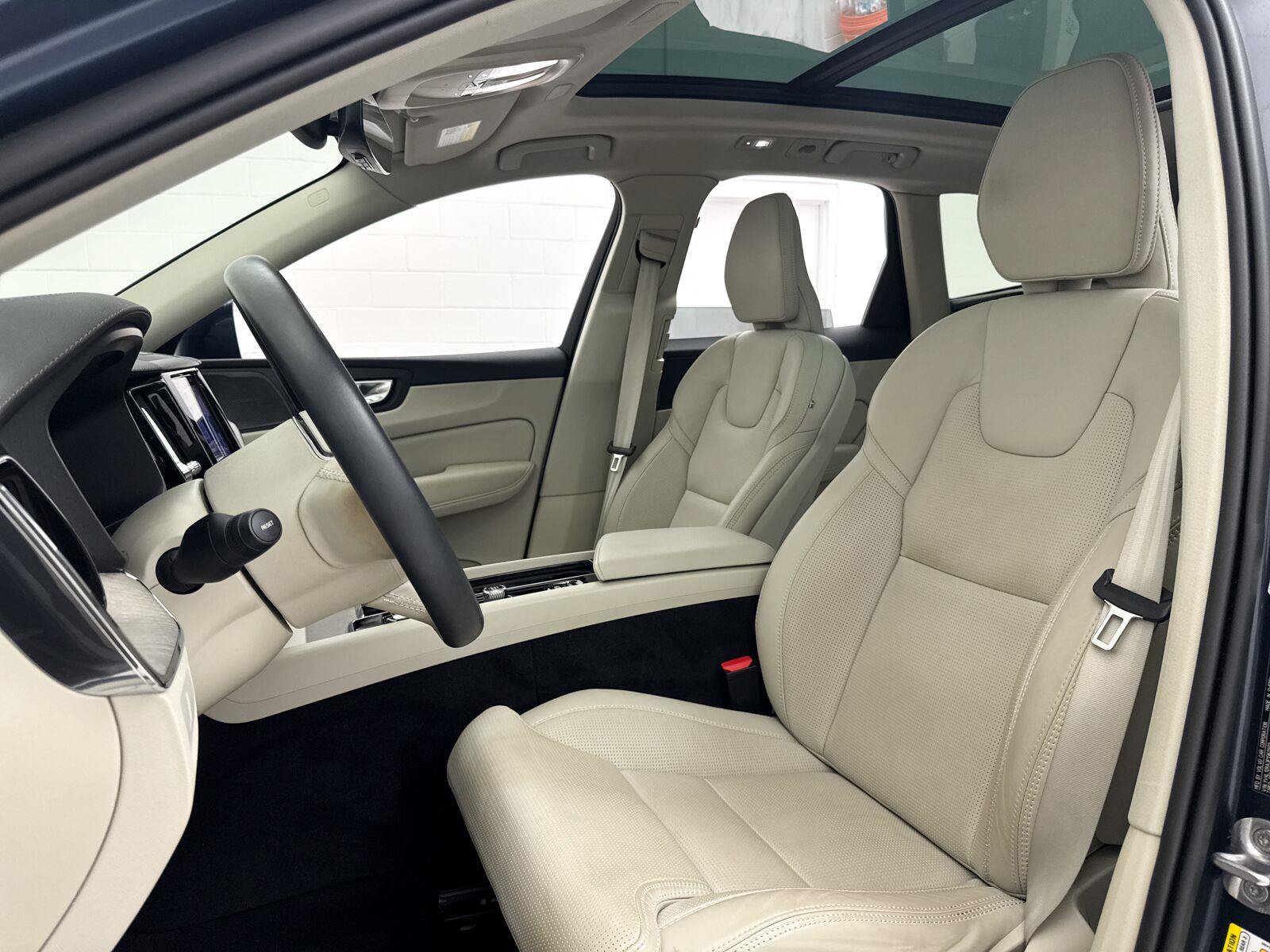 Used 2023 Volvo XC60 B5 Ultimate w/ Climate Package AWD/4WD image 20