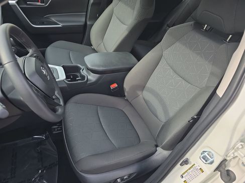 Used 2025 Toyota RAV4 XLE image 20