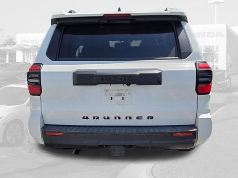 Used 2025 Toyota 4Runner SR5 AWD/4WD image 4