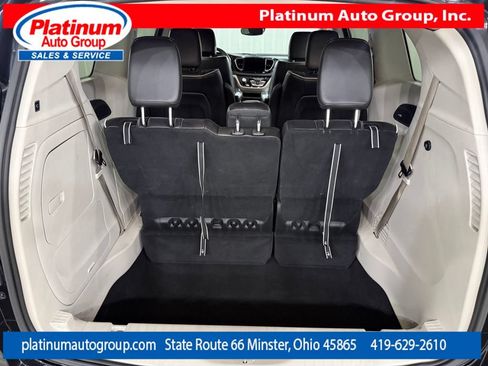 Used 2023 Chrysler Pacifica Limited FWD image 32