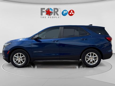 Used 2022 Chevrolet Equinox LS w/ LS Convenience Package FWD image 2