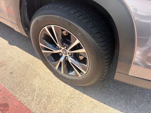 Used 2018 Toyota Highlander LE FWD image 11