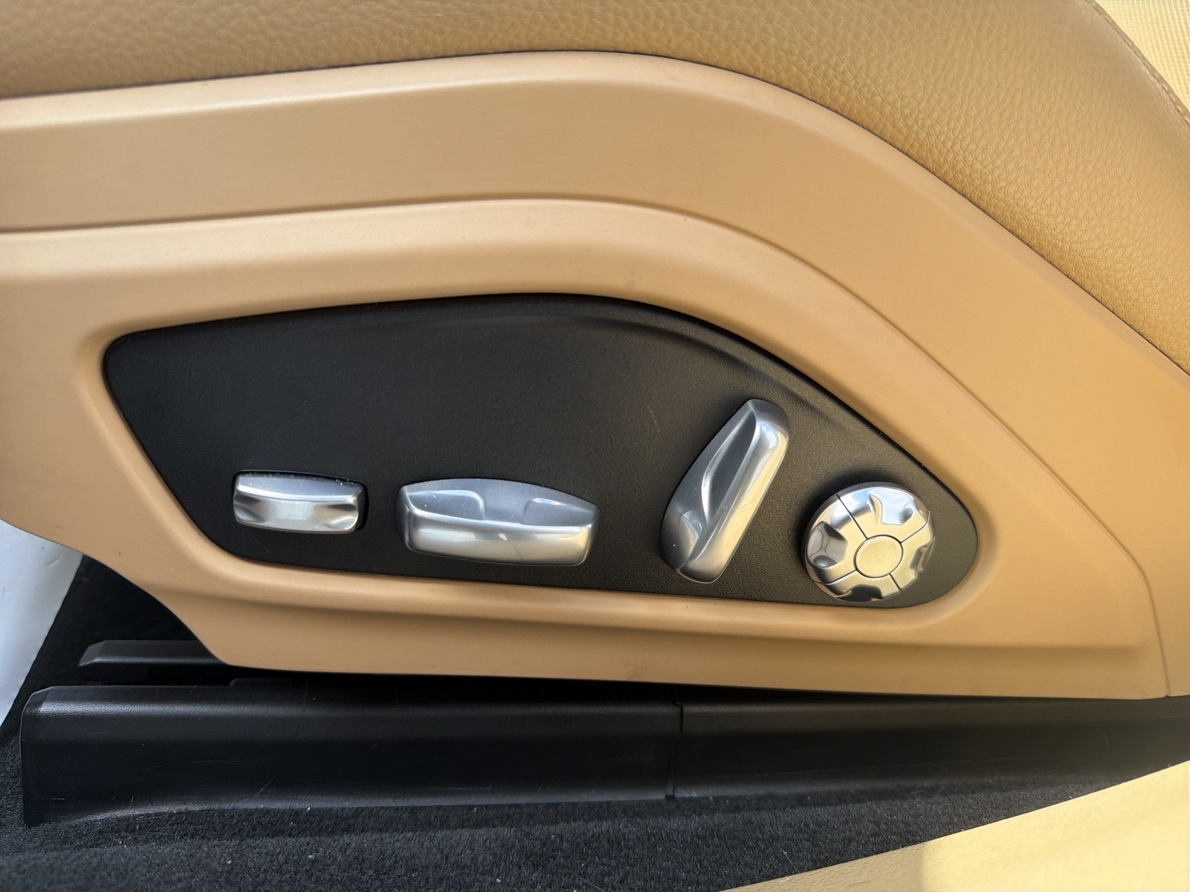 Used 2018 Porsche Panamera RWD image 17