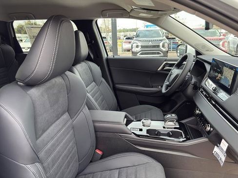 New 2026 Mitsubishi Outlander SE image 9