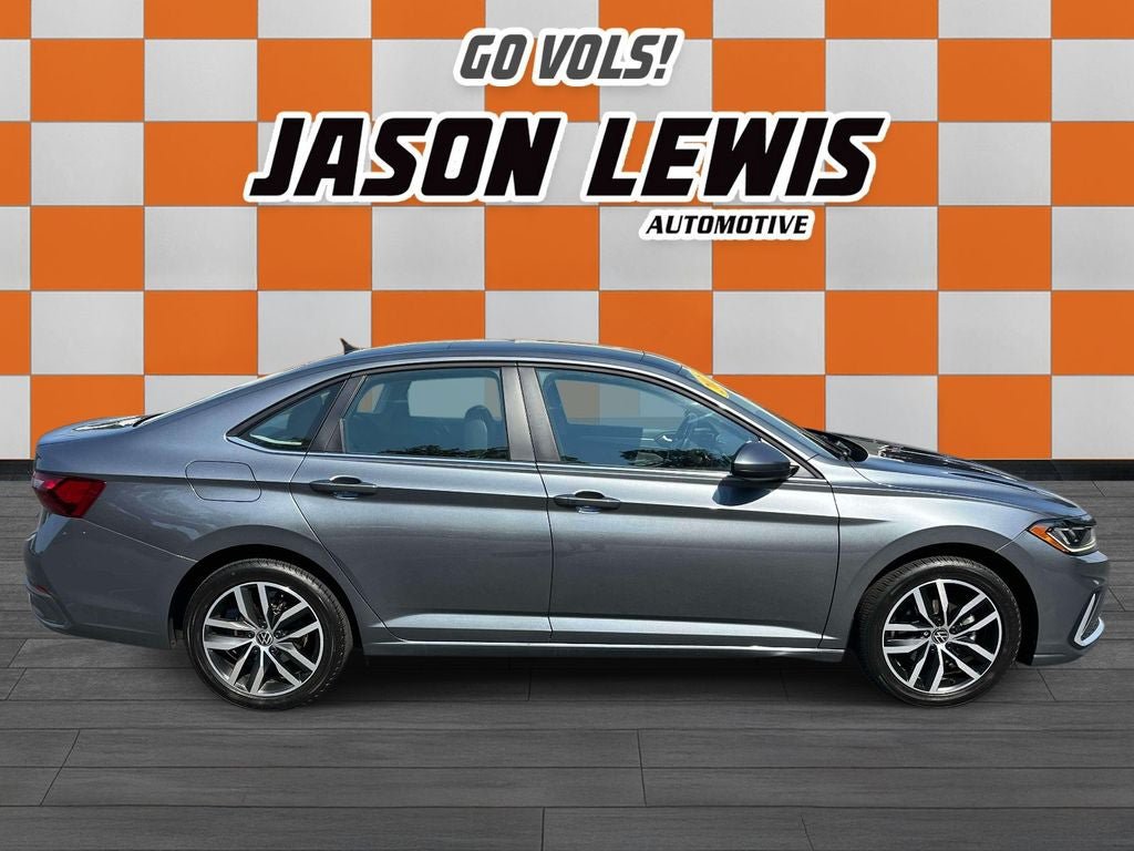 Used 2025 Volkswagen Jetta SE FWD image 2